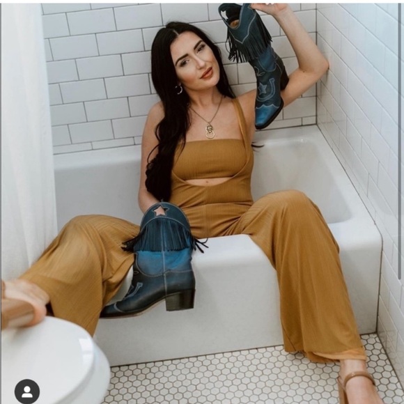 House of Harlow 1960 Tan Jumpsuit with Wide-Leg Silhouette - Picture 3 of 12